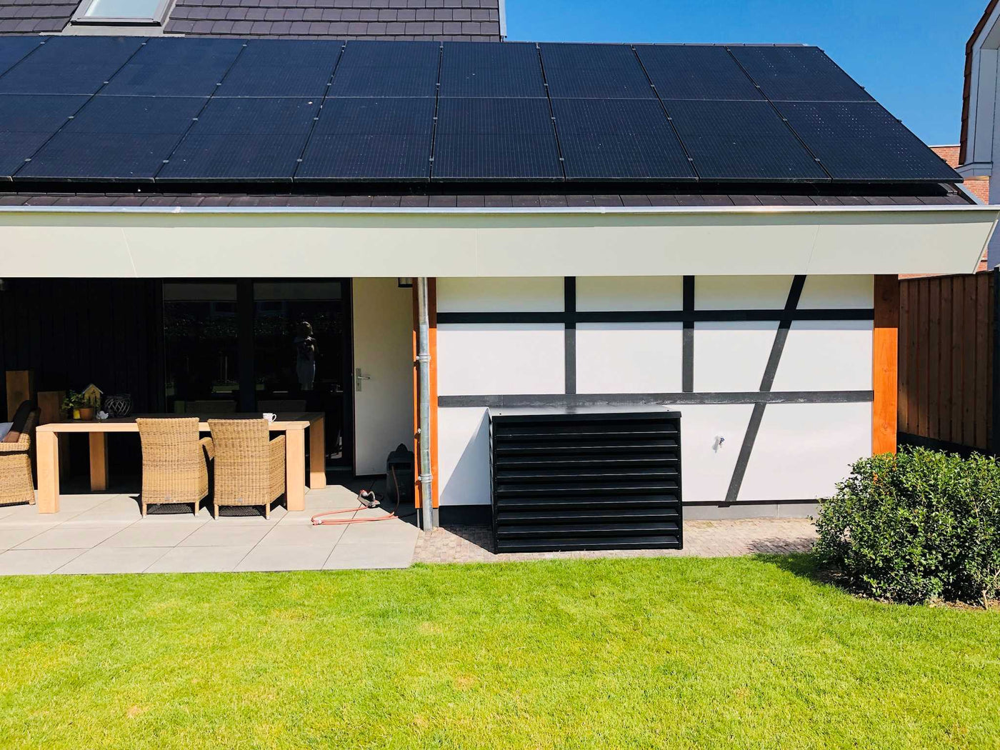 Geluidsisolerende kast voor warmtepomp tegen de muur